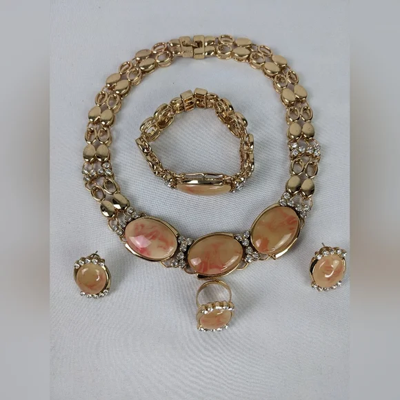 NWOT, BEAUTIFUL AFRICAN PARTY JEWELRY SET. - Picture 2 of 7